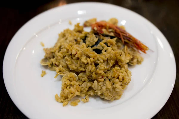 Paella, beyaz arka planda tipik bir İspanyol yemeği. — Stok fotoğraf