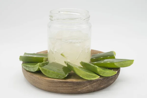 Aloe vera leaves and glass of aloe vera juice — Stock Photo, Image