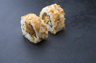 el tahtası bir tabağa suşi rulo