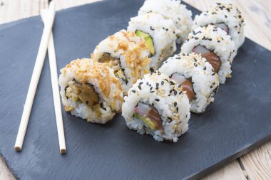 el tahtası bir tabağa suşi rulo