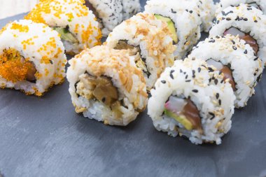 el tahtası bir tabağa suşi rulo