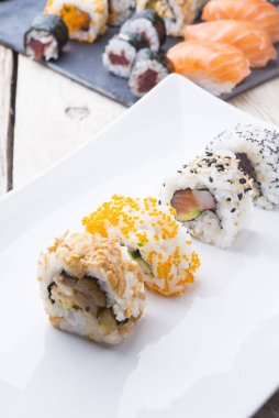 Somon ve havyar ruloları bir tabakta servis edilir.