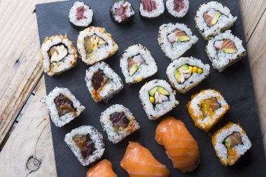 el tahtası bir tabağa suşi rulo