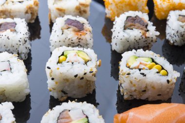 suşi izole üzerinde siyah arka plan ayarlamak