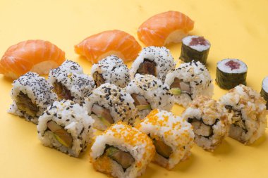 Farklı suşi dürümleri, wasabi ve zencefil.