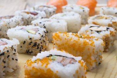 Farklı suşi dürümleri, wasabi ve zencefil.