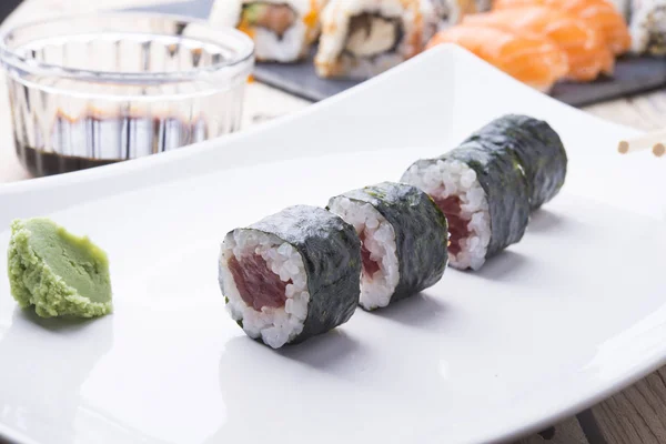 Rollos de salmón y caviar servidos en un plato — Foto de Stock