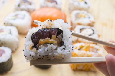 taze ev yapımı suşi roll bir arka plan