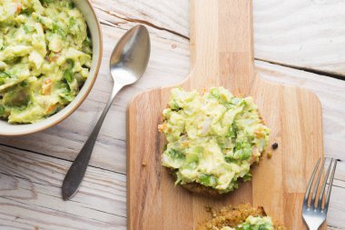 Guacamole soslu kinoa.