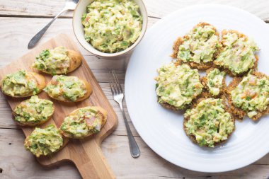 Ton balığı ve guacamole soslu kinoa burgeri.
