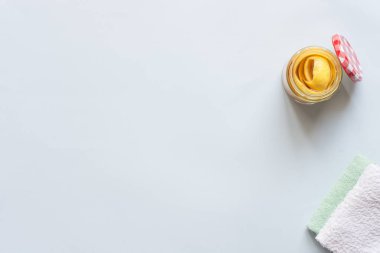 Zehirsiz temizlik için turunçgil sirkesi.