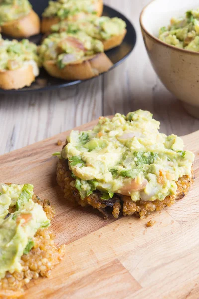 Quinoa mit Guacamole — Stockfoto