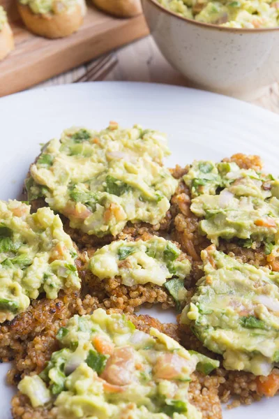 Burger aus Quinoa mit Guacamole — Stockfoto