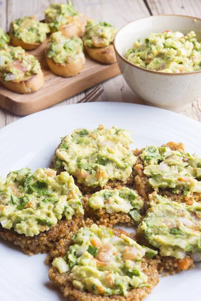 Burgare med quinoa och guacamole — Stockfoto