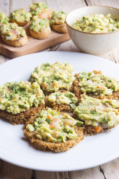 Burgare med quinoa och guacamole — Stockfoto