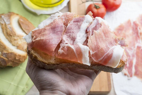 Jamon op een brood — Stockfoto