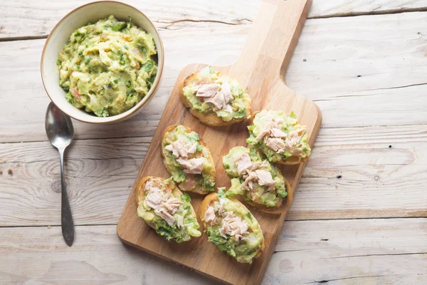 Brot mit Guacamole und Thunfisch — Stockfoto