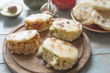 Reina pepiada ve yumurta perico ile Arepas