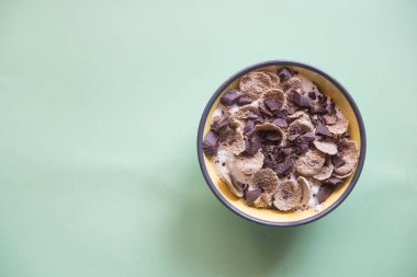 Siyah çikolatalı yoğurt ve bütünleşik mısır gevreği.