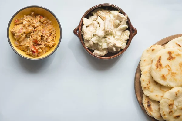 Arepas com reina pepiada e ovo revueltos — Fotografia de Stock