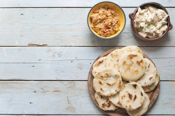 Arepas com reina pepiada e ovo revueltos — Fotografia de Stock