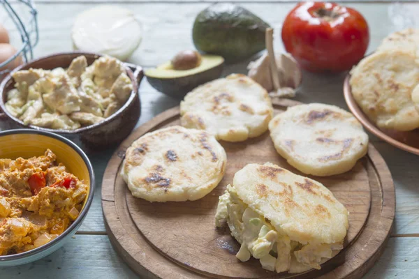 Arepas mit reina pepiada und ei revueltos — Stockfoto