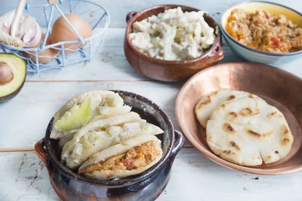 Arepas com reina pepiada e ovo revueltos — Fotografia de Stock