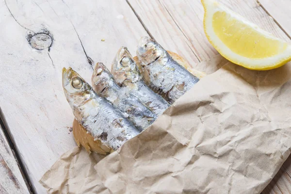 Stekta sardiner på tallriken — Stockfoto