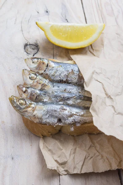 盘子里的油炸沙丁鱼 — 图库照片