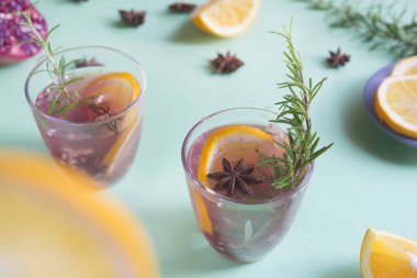 Portakal ve biberiyeli nar.