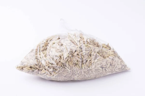 Семена фенхеля на белом фоне — стоковое фото