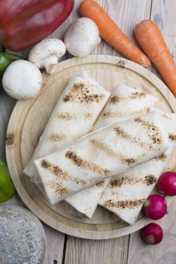 et ve sebze ile tortilla saran