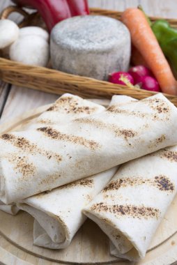 et ve sebze ile tortilla saran