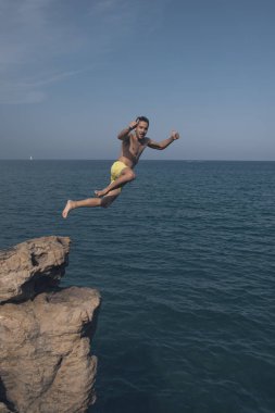 bir adam yüksek uçurumdan daldırma