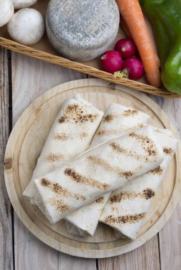 et ve sebze ile tortilla saran