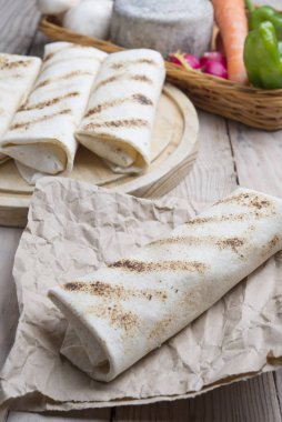 Sebzeli parşömen üzerine burrito. 