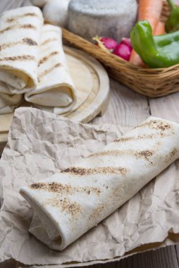 Sebzeli parşömen üzerine burrito. 