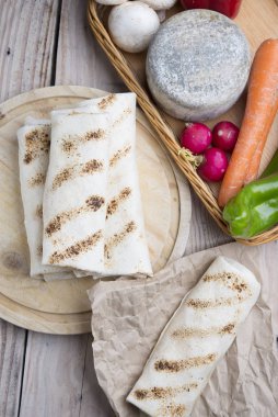 Sebzeli parşömen üzerine burrito. 