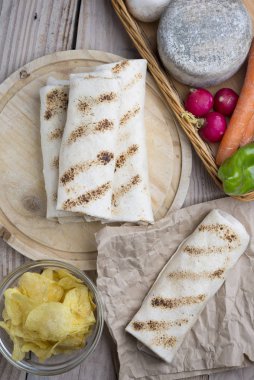 Sebzeli parşömen üzerine burrito. 