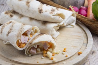 Kahvaltıda yumurtalı burrito, çedar peyniri, mikroyeşillik ve kızarmış mu