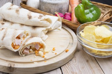 Kahvaltıda yumurtalı burrito, çedar peyniri, mikroyeşillik ve kızarmış mu