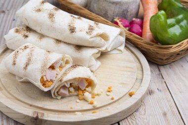 Kahvaltıda yumurtalı burrito, çedar peyniri, mikroyeşillik ve kızarmış mu