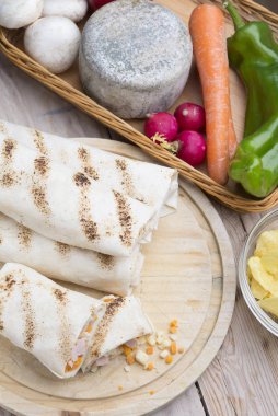 Sağlıklı bir paket hindi, yeşillik ve peynir.