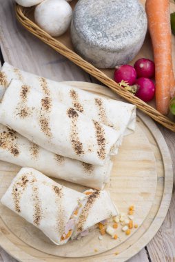 Sağlıklı bir paket hindi, yeşillik ve peynir.