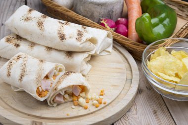 Kahvaltıda yumurtalı burrito, çedar peyniri, mikroyeşillik ve kızarmış mu