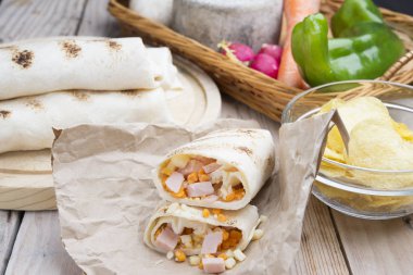 Kahvaltıda yumurtalı burrito, çedar peyniri, mikroyeşillik ve kızarmış mu