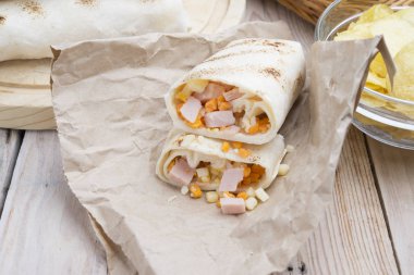 Kahvaltıda yumurtalı burrito, çedar peyniri, mikroyeşillik ve kızarmış mu