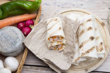 Kahvaltıda yumurtalı burrito, çedar peyniri, mikroyeşillik ve kızarmış mu