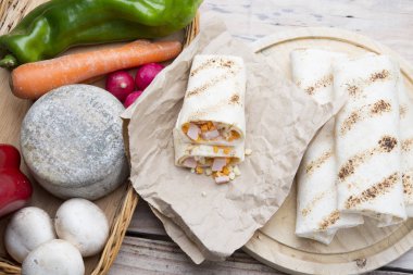 Kahvaltıda yumurtalı burrito, çedar peyniri, mikroyeşillik ve kızarmış mu