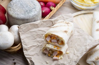 Kahvaltıda yumurtalı burrito, çedar peyniri, mikroyeşillik ve kızarmış mu